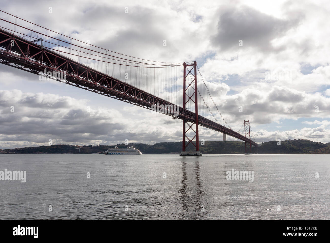 25 April Brücke während Prognose Wetter in Lissabon Stockfoto