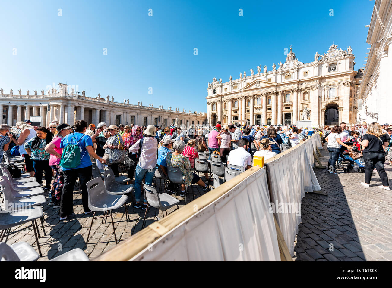 Vatikanstadt, Italien - 5 September, 2018: Die Leute sitzen für Kirche in St. Peter's Square Basilika während der Messe die päpstliche Audienz an einem sonnigen Tag in Rom Stockfoto