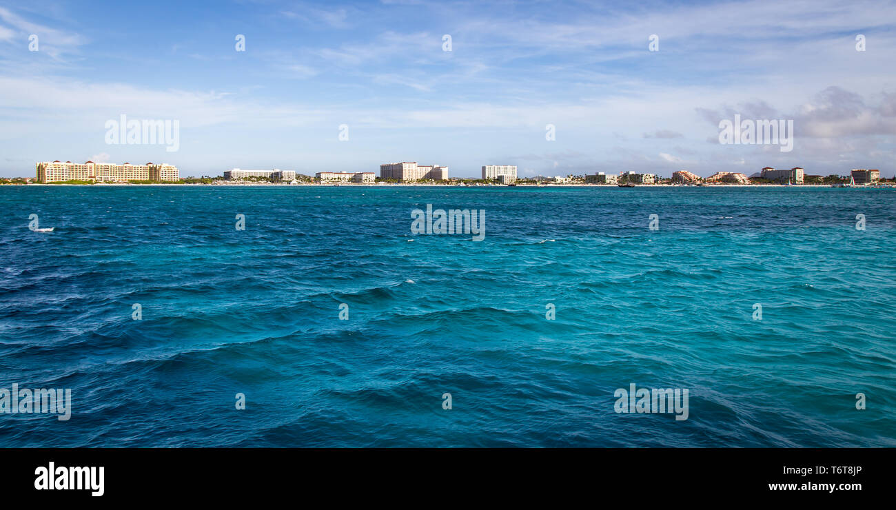 Panoramablick auf das Meer vor der Küste von Aruba Stockfoto