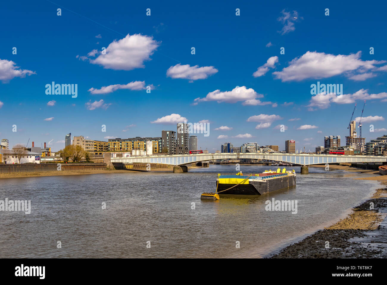 Wandsworth Brücke über die Themse bei Wandsworth, die Wandsworth mit Sands End und Parsons Green auf der Nordseite des Flusses, London, Großbritannien, verbindet Stockfoto