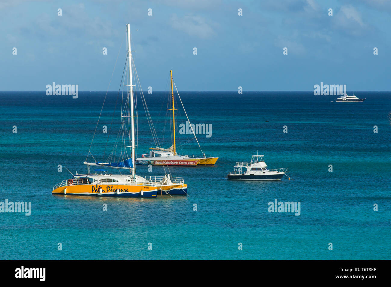 Segelboote auf dem Wasser in Aruba. Stockfoto