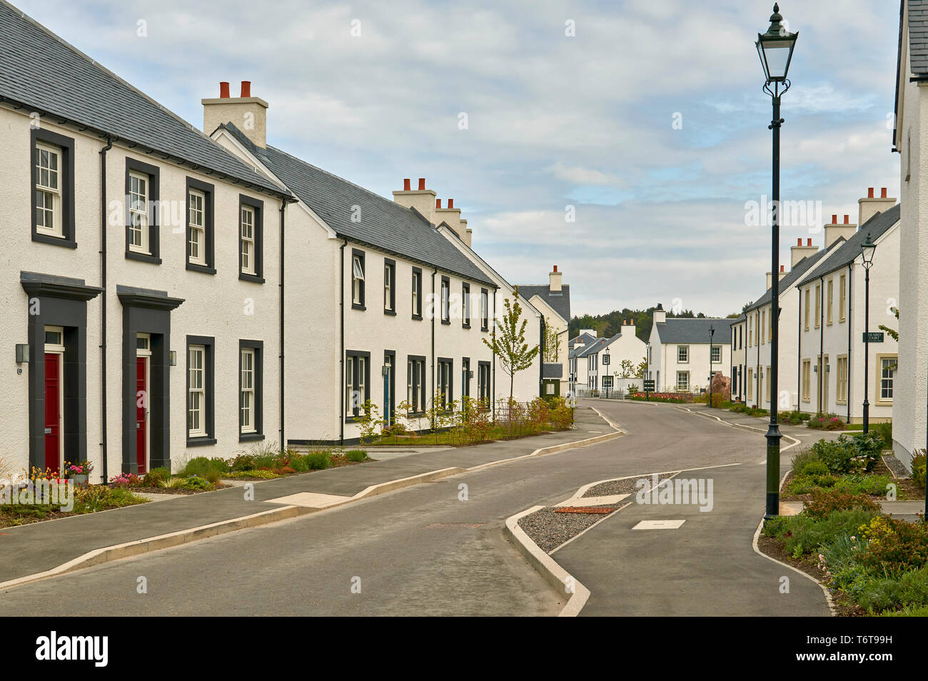 TORNAGRAIN INVERNESS SCHOTTLAND GEPLANT WEILER ODER DAS DORF EINE STRASSE MIT HÄUSERN UND KLEINEN VORGÄRTEN Stockfoto