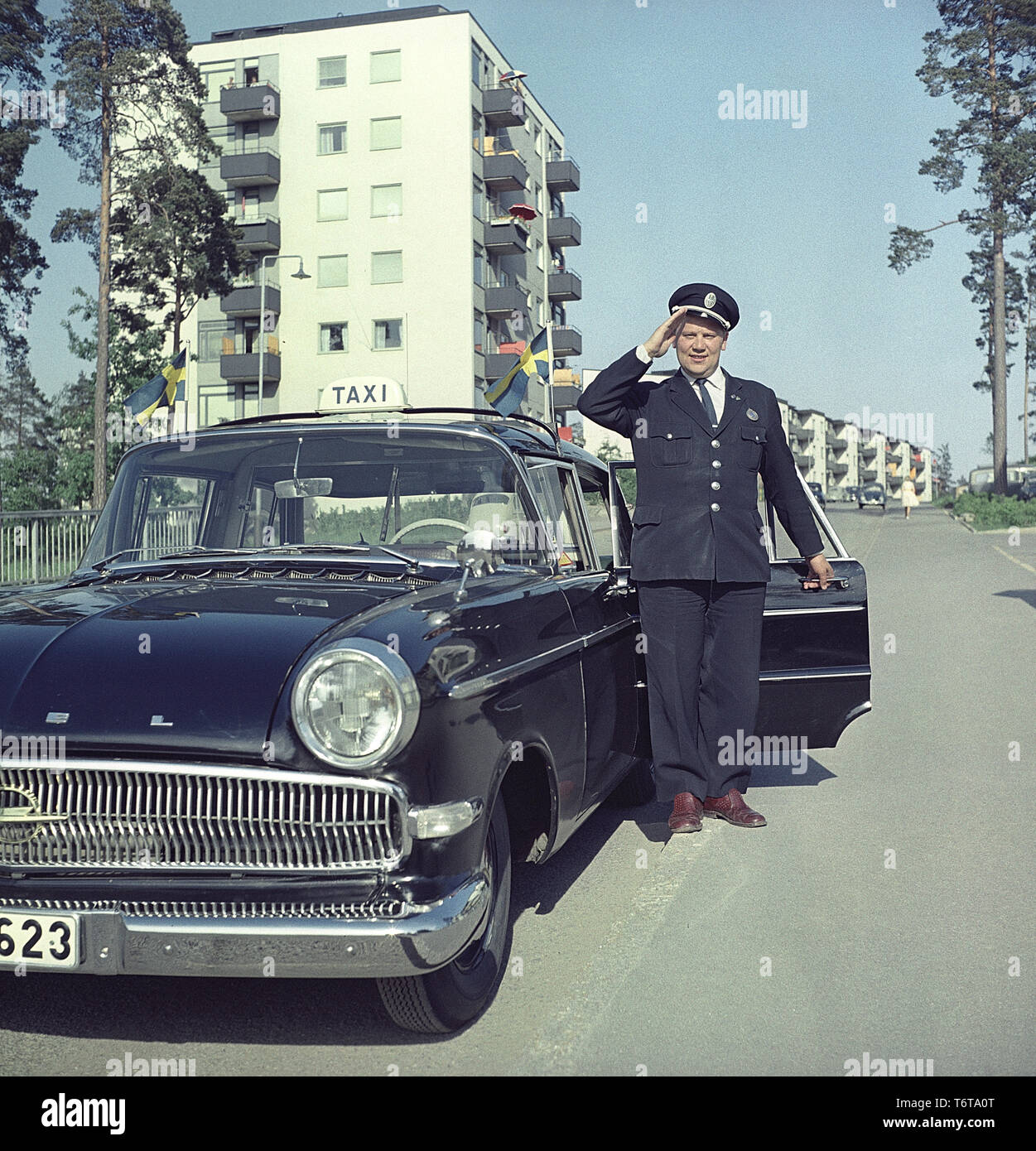 Taxifahrer in den 1960er Jahren. Ein Taxifahrer in seinem Auto, ein Opel Kapitän. Schweden 1960 ref BV 70-11 Stockfoto