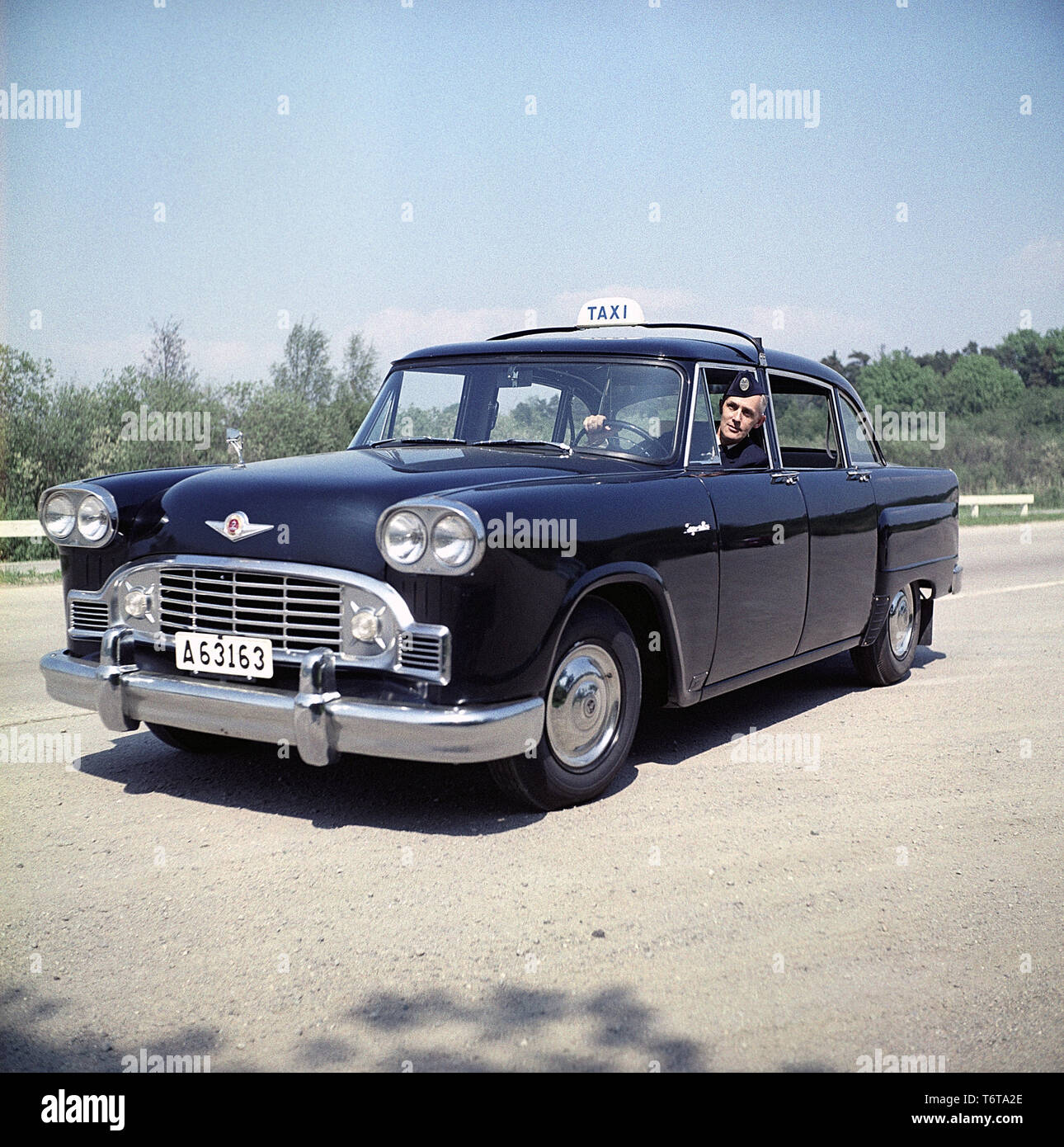 Taxifahrer in den 1960er Jahren. Ein Taxifahrer in seiner Ca. Schweden 1960 ref BV 71-5 Stockfoto