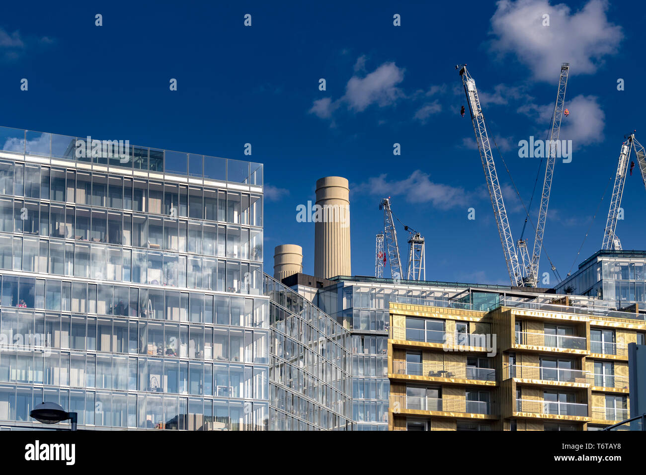 Zwei Schornsteine des Battersea Power Station ragen hoch über den Luxuswohnungen in der großen Multi-Milliarden-Pfund-Sanierung der Gegend, London, Großbritannien Stockfoto