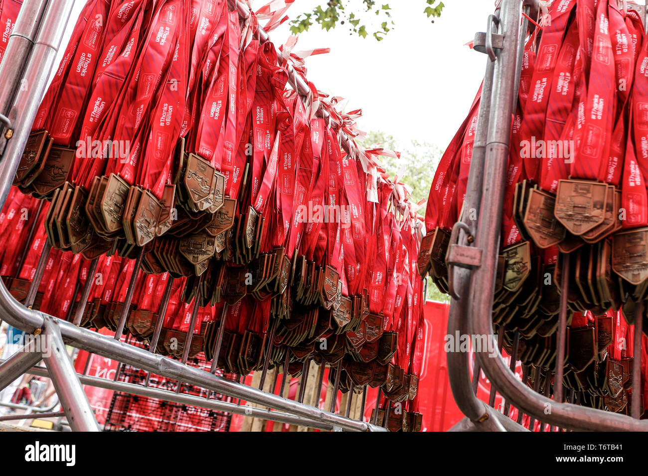 London, England - 28. April 2019: Medaillen der Masse Virgin Money London Marathon. Stockfoto