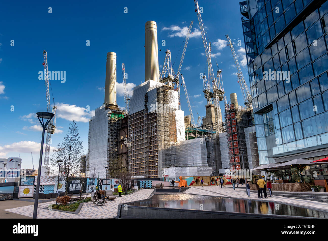 Umfangreiche Bauarbeiten am Battersea Power Station im Rahmen eines Multi-Milliarden-Pfund-Neuentwicklungsplans in Battersea, London, Großbritannien Stockfoto