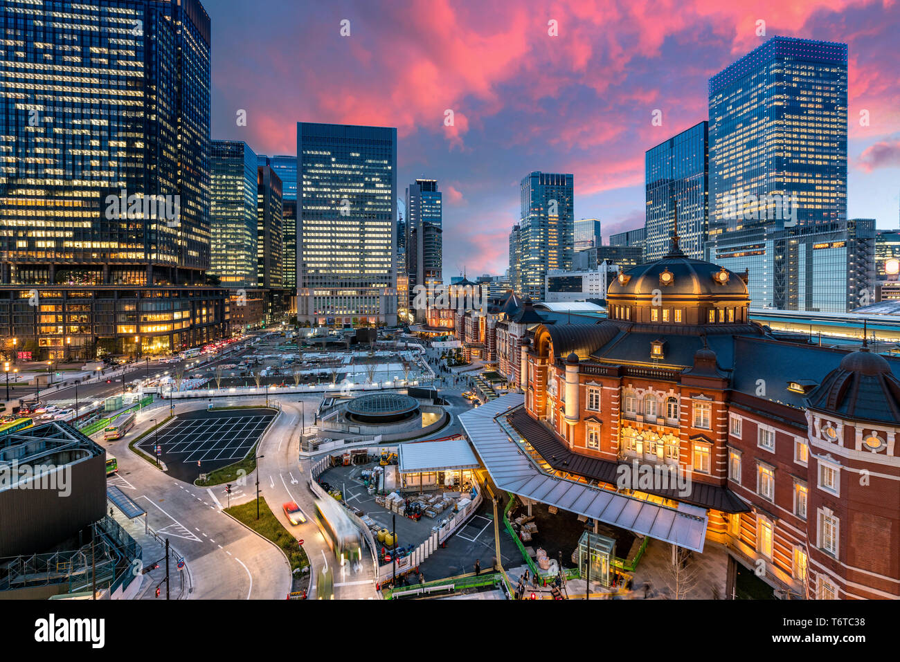 Bahnhof Tokio und Tokyo Hochhaus zu Twilight Zeit in Tokio, Japan. Stockfoto