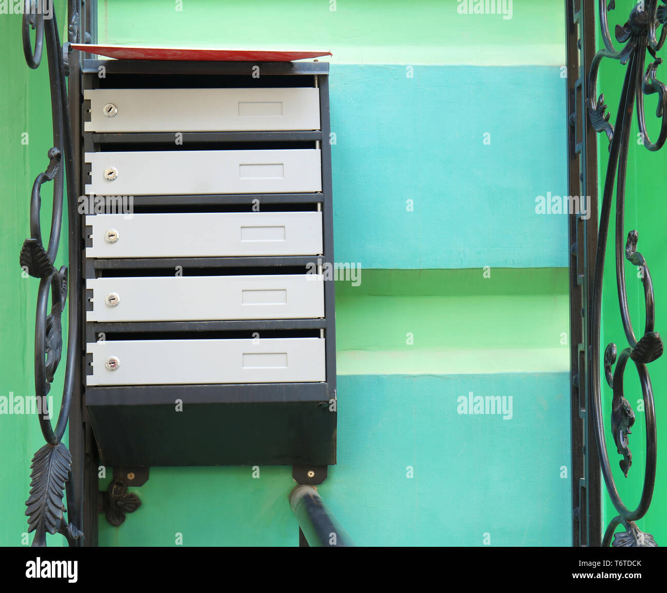 Letterbox mail Station an der Wand von Gebäude im Freien Stockfoto