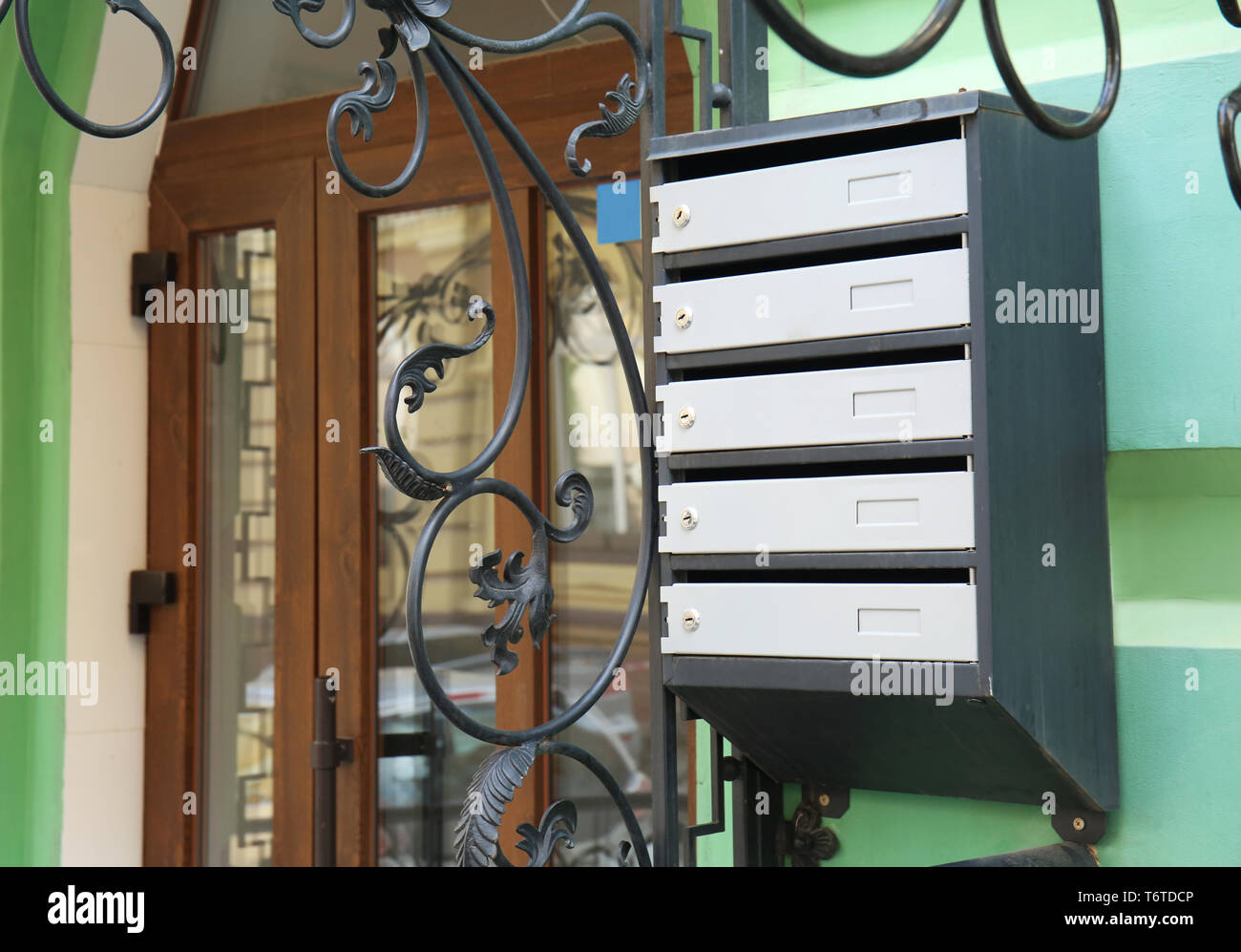 Letterbox mail Station an der Wand von Gebäude im Freien Stockfoto