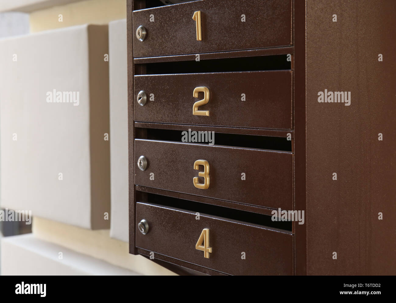 Letterbox mail Station an der Wand von Gebäude, Nahaufnahme Stockfoto