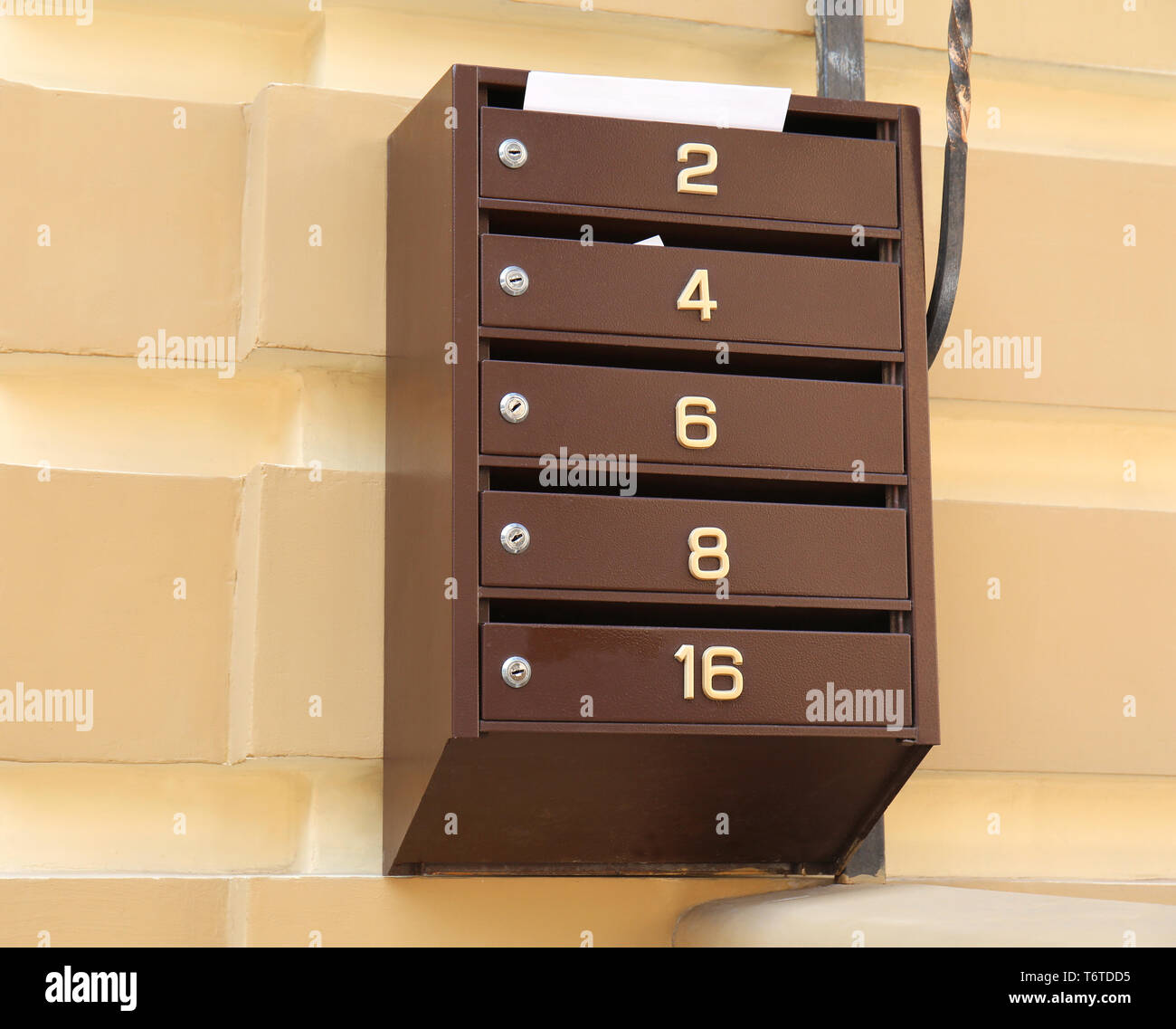 Letterbox mail Station an der Wand von Gebäude im Freien Stockfoto