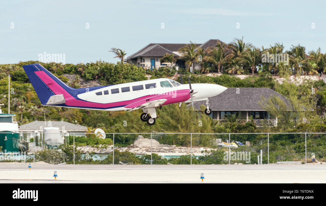 Licht private Propeller Flugzeug von der Landebahn. Stockfoto