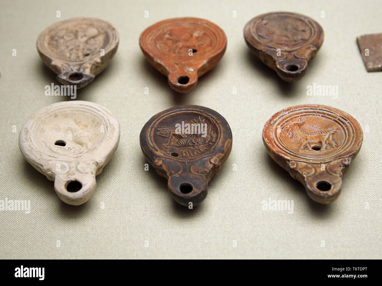 Römische Ära. Öllampen. Andalusien, Spanien. Das archäologische Museum von Sevilla. Spanien. Stockfoto
