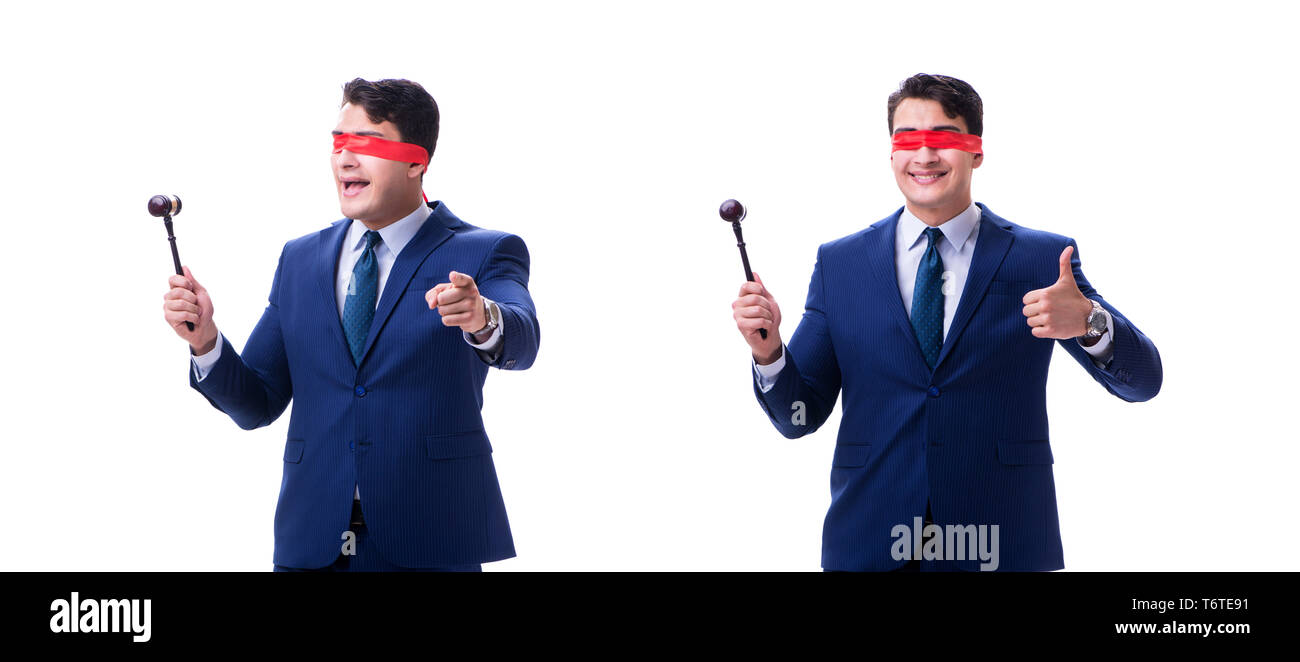 Rechtsanwalt mit verbundenen Augen mit einem Hammer isoliert auf weißem Stockfoto