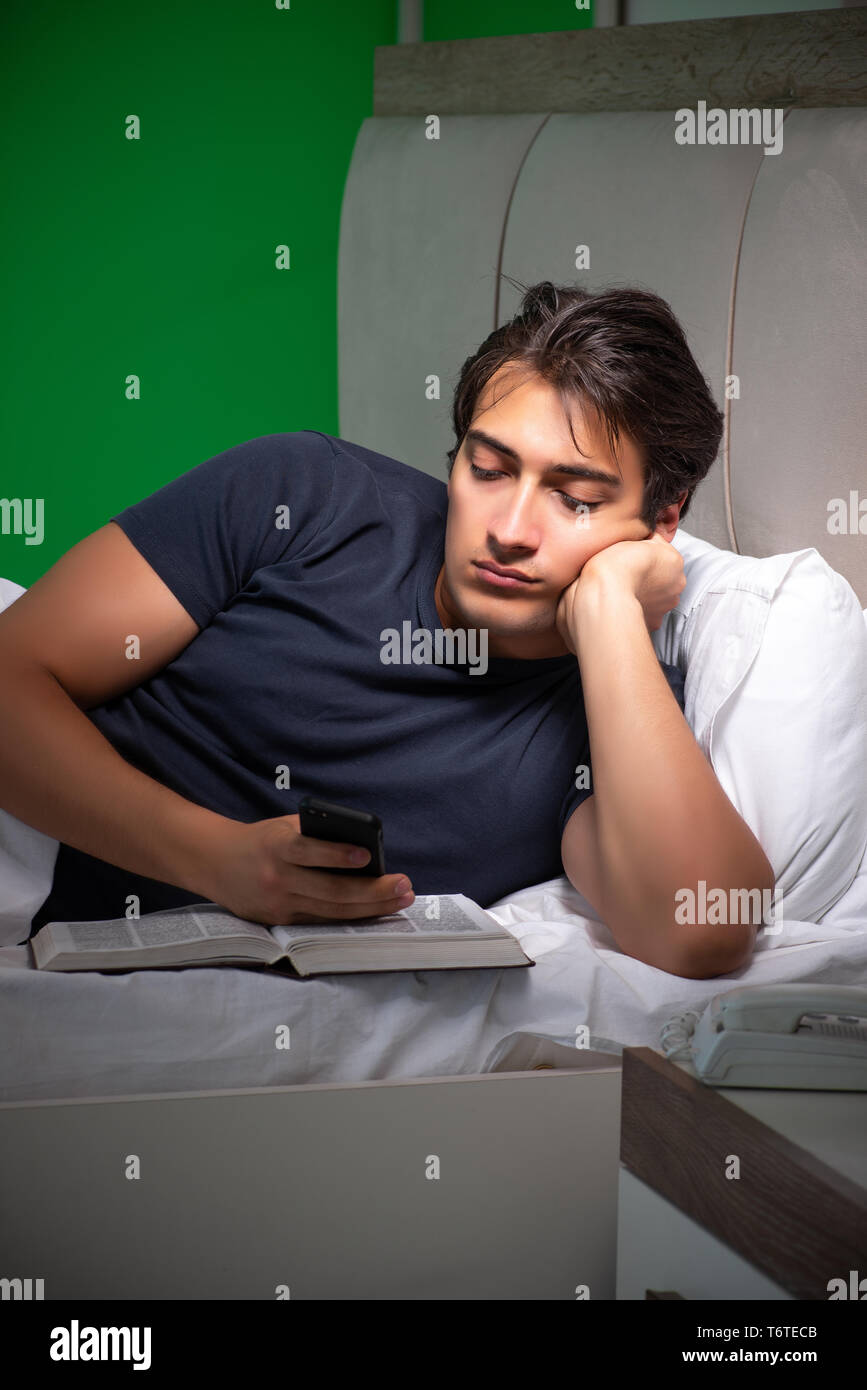Jungen gutaussehenden Mann leidet unter Schlaflosigkeit zu Hause Stockfoto