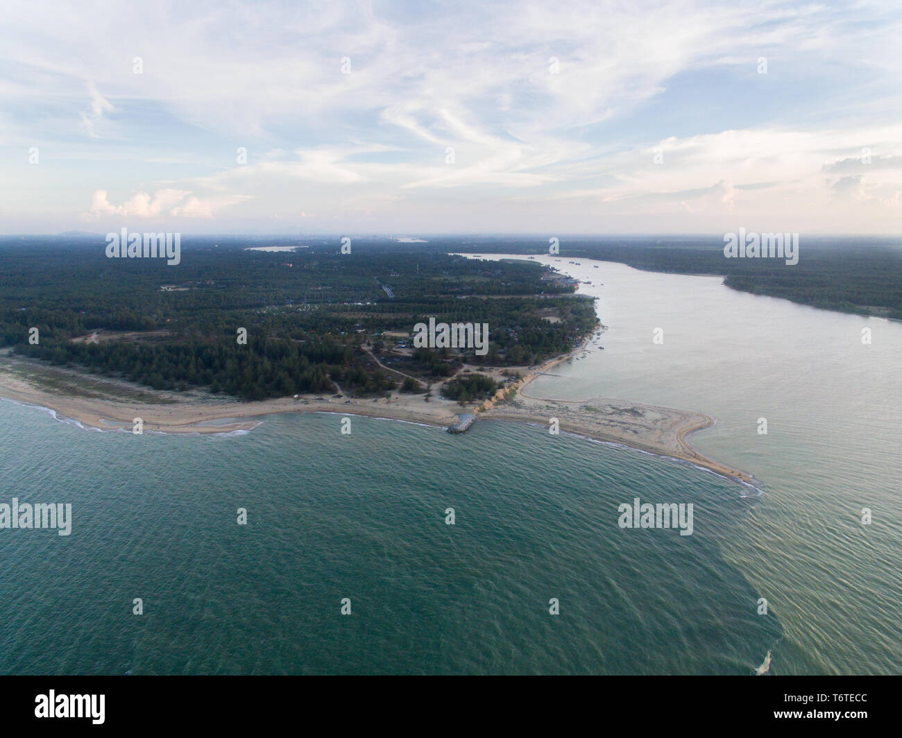 Luftaufnahme von einem Küstengebiet, wo Süßwasser aus einem Fluss ein Salz Wasser in Mek mas Strand, kelantan entfernt treffen, Malaysia Stockfoto