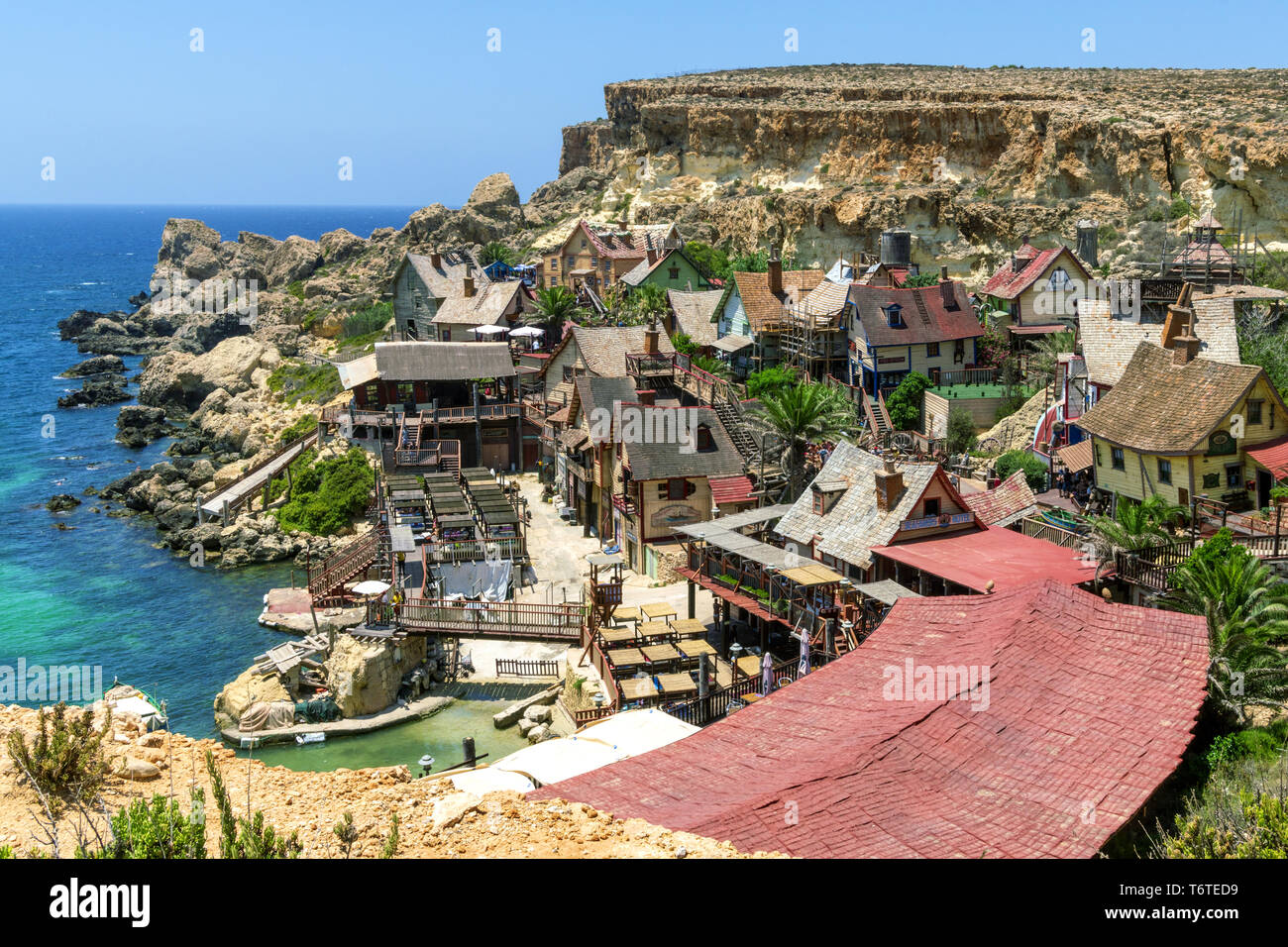 15. Juli 2018 - Anchor Bay, Malta. Allgemeine Ansicht der Popeye Village, die erhaltenen 1980 Holz- filmset Für den musikalischen Popeye. Beliebte touristische attraktive Stockfoto