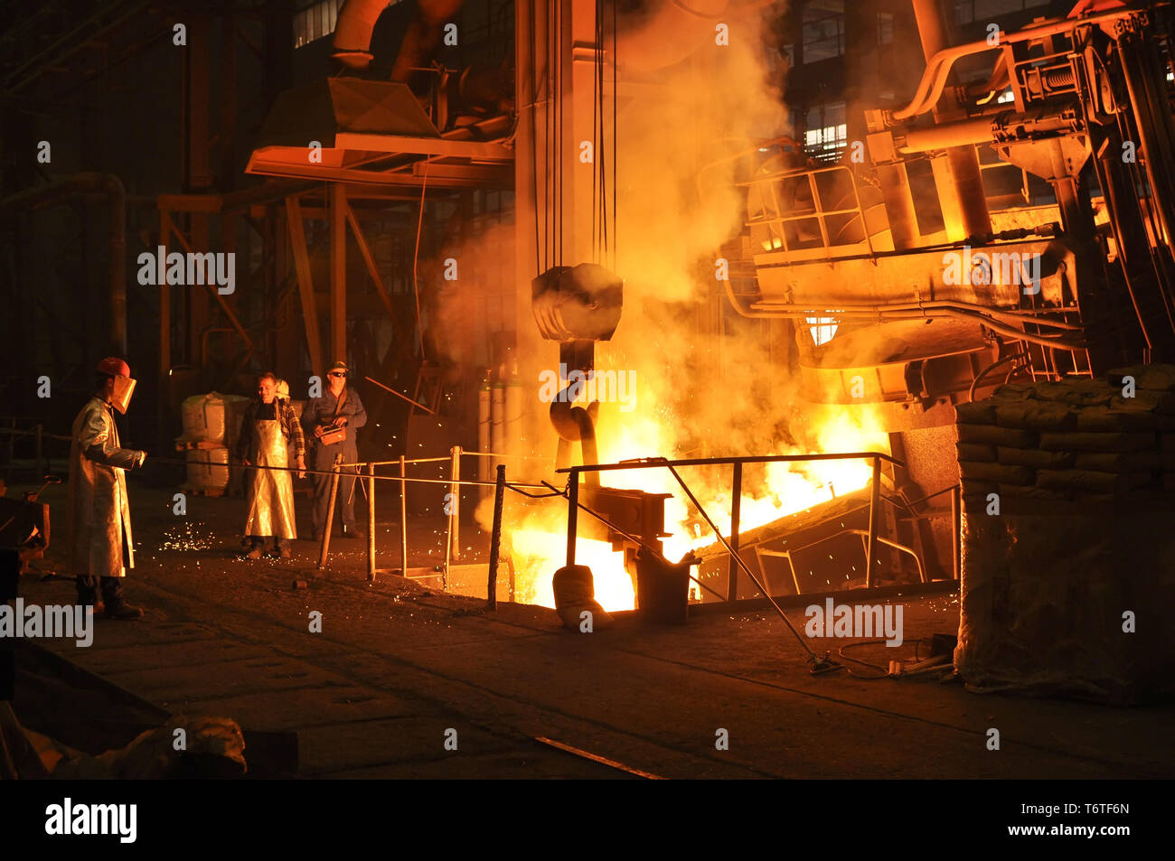 Produktion von Metallkomponenten in einer Gießerei - Gruppe der Arbeitnehmer Stockfoto