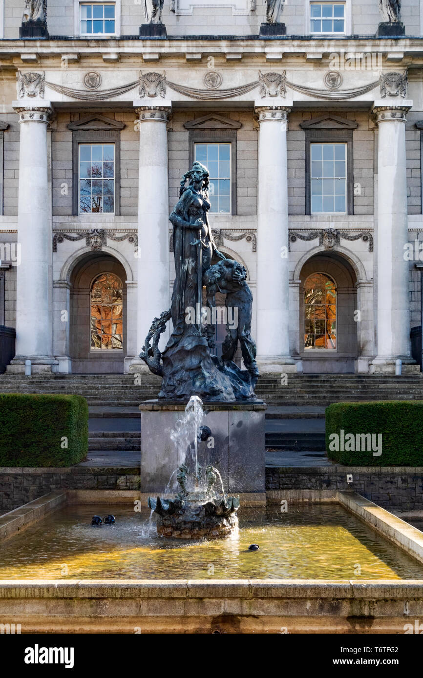 Freistehende Bronzestatue von Eire mit sterbenden Soldaten, von Yann Renard-Gouletin 1956 konzipiert. Custom House, Dublin, Irland Stockfoto