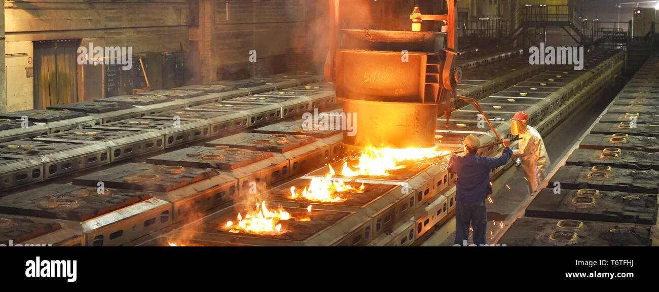 Produktion von Metallkomponenten in einer Gießerei - Gruppe der Arbeitnehmer Stockfoto