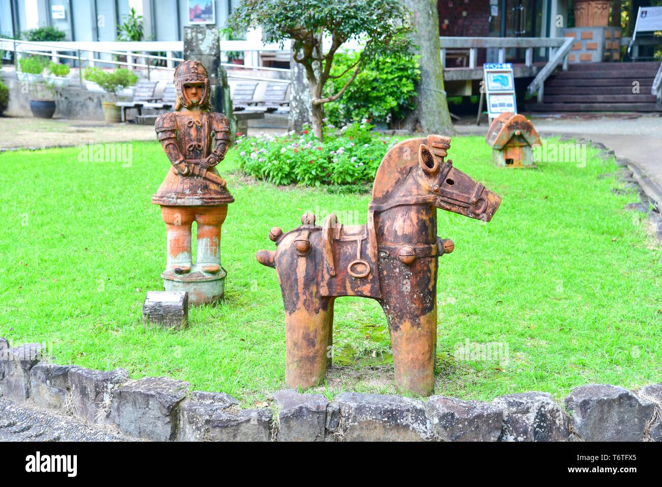 Alte Terrecotta Ton Figuren In Haniwa Garten Miyazaki Stockfoto