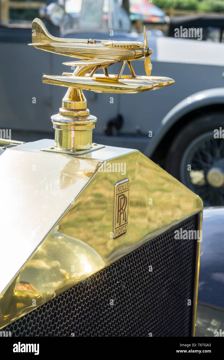 Portrait, Nahaufnahme von poliertem, glänzendem Motorhaubenornament auf der Vorderseite eines klassischen Oldtimer-Oldtimers aus Großbritannien, im Freien bei Sommersonne. Stockfoto