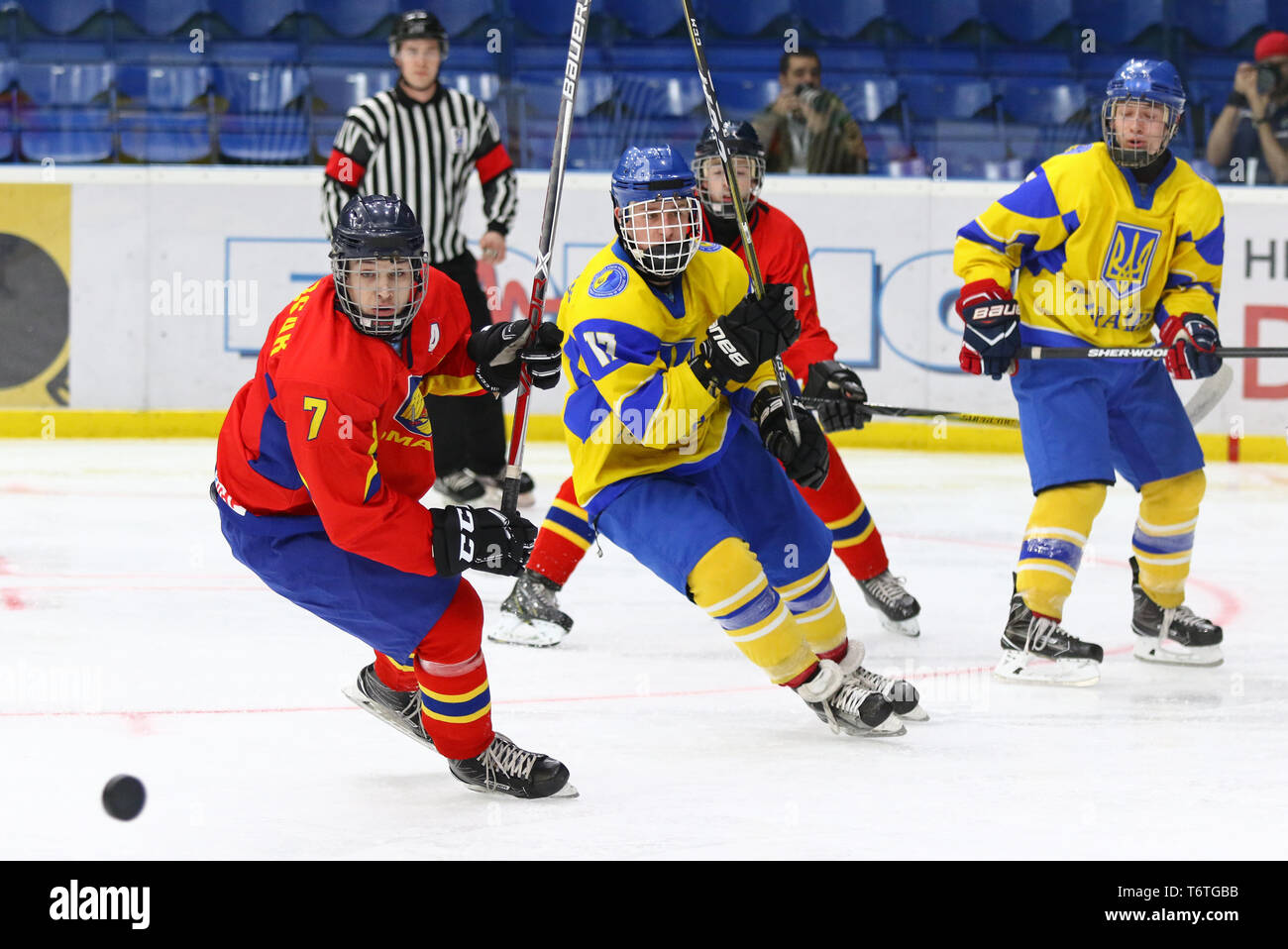 Kiew, Ukraine - 20. APRIL 2018: die IIHF-Eishockey 2018 U18-WM Div 1 Gruppe B spiel Ukraine (Gelbes Trikot) v Rumänien (rotes Trikot) im Palac Stockfoto