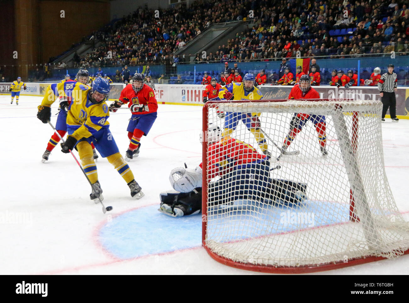 Kiew, Ukraine - 20. APRIL 2018: die IIHF-Eishockey 2018 U18-WM Div 1 Gruppe B spiel Ukraine (Gelbes Trikot) v Rumänien (rotes Trikot) im Palac Stockfoto