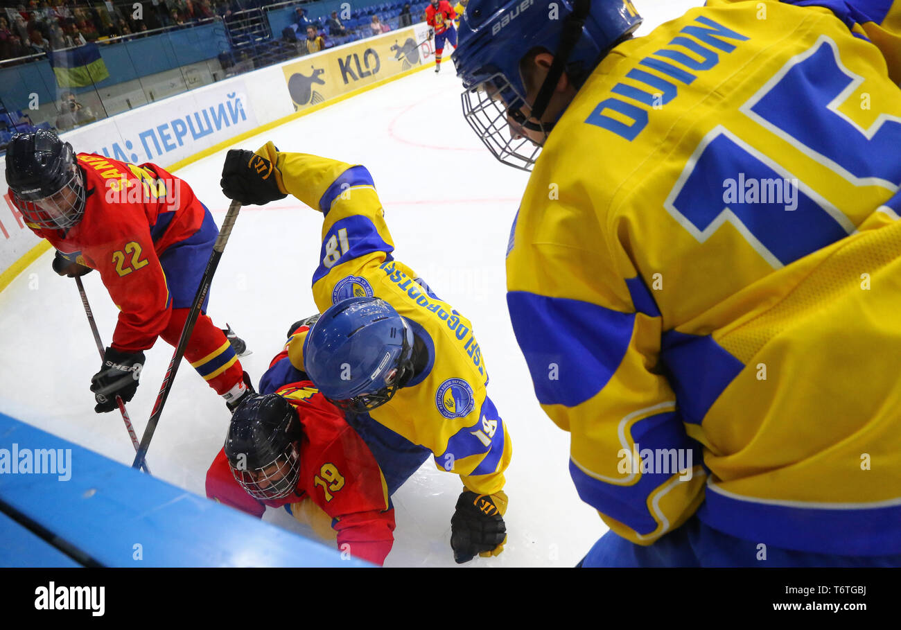 Kiew, Ukraine - 20. APRIL 2018: die IIHF-Eishockey 2018 U18-WM Div 1 Gruppe B spiel Ukraine (Gelbes Trikot) v Rumänien (rotes Trikot) im Palac Stockfoto