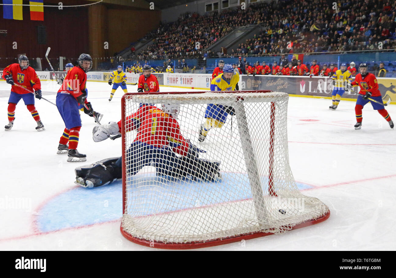 Kiew, Ukraine - 20. APRIL 2018: Torwart Arnold DEMETER von Rumänien verpasste ein Ziel während der 2018 IIHF Eishockey U18 WM Div1-Gruppe Stockfoto