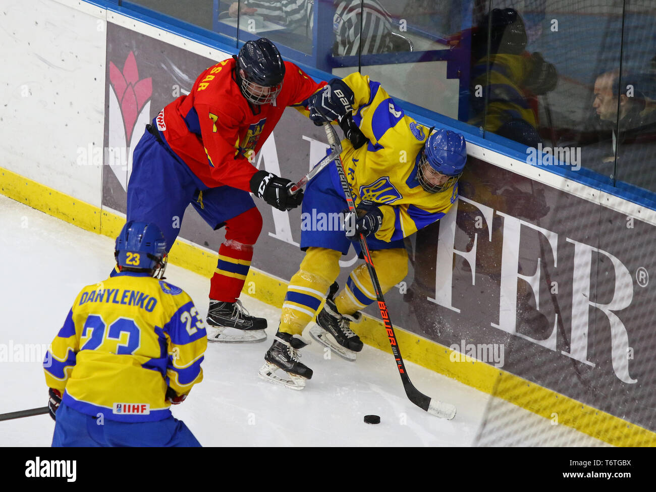 Kiew, Ukraine - 20. APRIL 2018: die IIHF-Eishockey 2018 U18-WM Div 1 Gruppe B spiel Ukraine (Gelbes Trikot) v Rumänien (rotes Trikot) im Palac Stockfoto