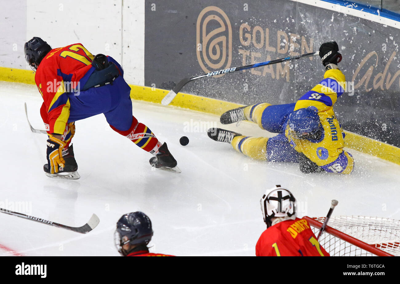 Kiew, Ukraine - 20. APRIL 2018: Tamas GAJDO Rumäniens (L) kämpft für einen Kobold mit Daniil DUIUN der Ukraine während der 2018 IIHF Eishockey U18 Welt Stockfoto