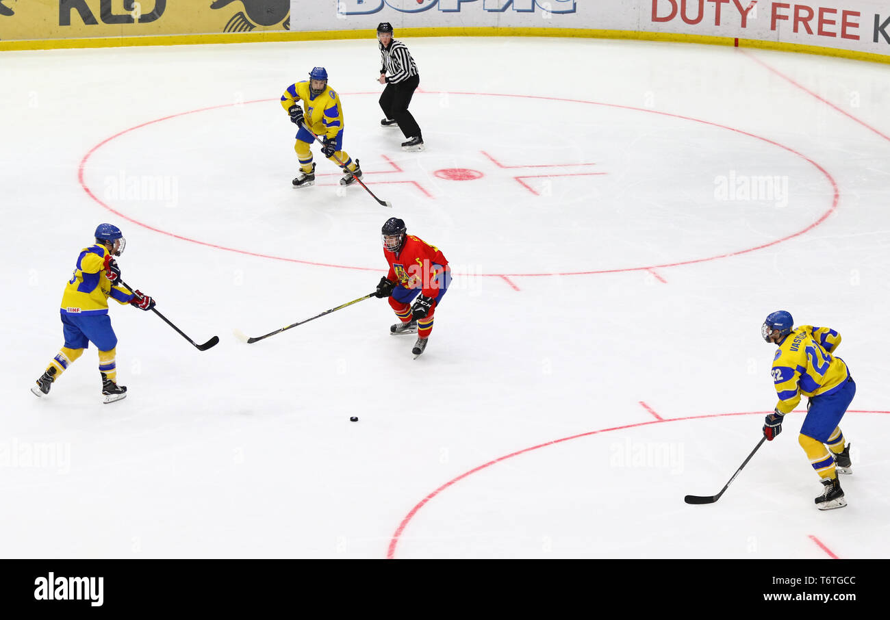 Kiew, Ukraine - 20. APRIL 2018: die IIHF-Eishockey 2018 U18-WM Div 1 Gruppe B spiel Ukraine (Gelbes Trikot) v Rumänien (rotes Trikot) im Palac Stockfoto