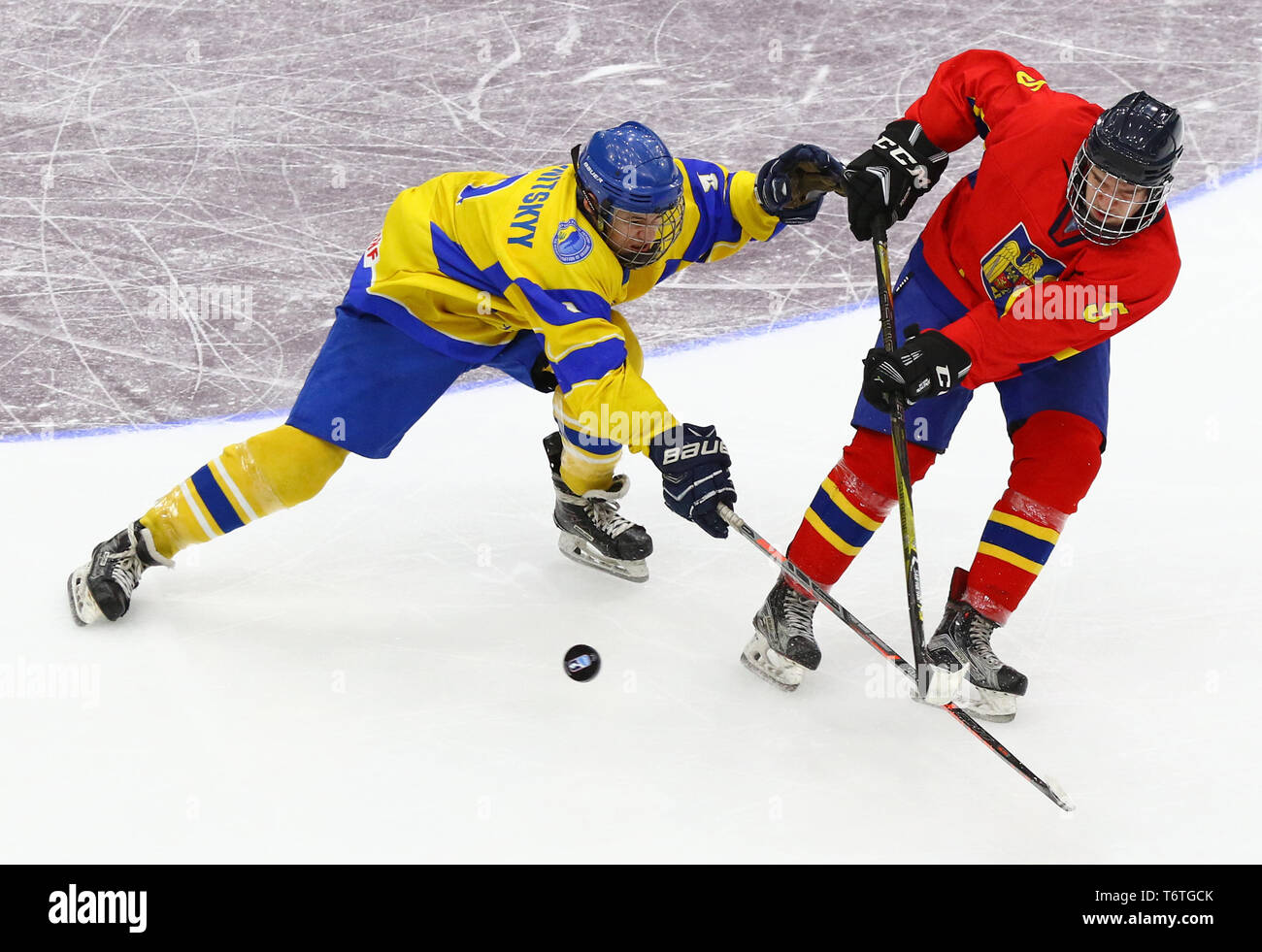 Kiew, Ukraine - 20. APRIL 2018: Bogdan SEREDNITSKYY der Ukraine (L) kämpft für einen Kobold mit Zsolt SZABO von Rumänien während der 2018 IIHF Eishockey U18 Stockfoto