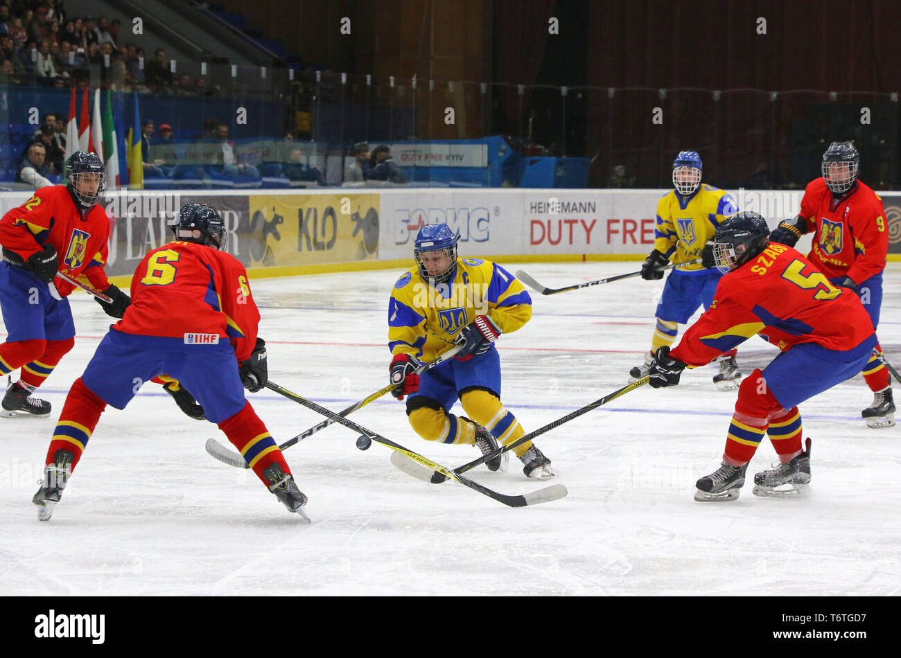 Kiew, Ukraine - April 20, 2018: Artem MATEICHENKO der Ukraine Angriffe während der 2018 IIHF Eishockey U18 WM Div 1B Spiel gegen Romani Stockfoto