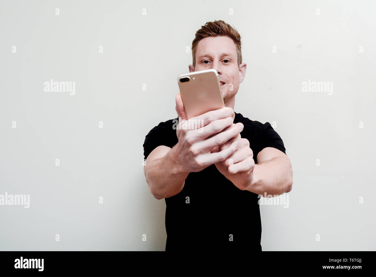 Mann mit einem mobilen ein selfie halten, um das Telefon zu nehmen Stockfoto