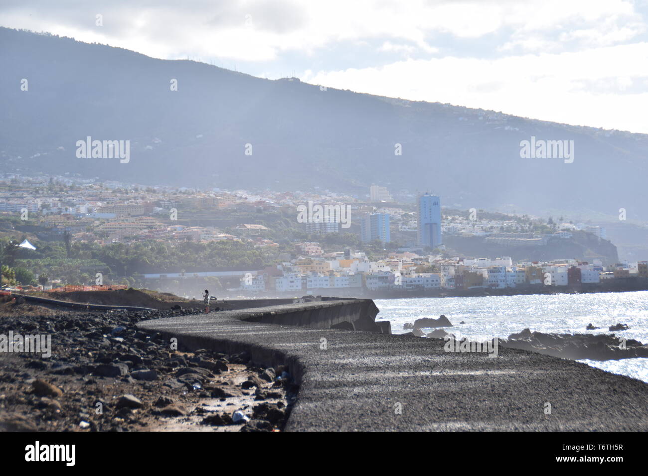 Puerto de la Cruz an einem nebligen Tag. Puerto de la Cruz ist eine der berühmtesten Städte in Teneriffa, Kanarische Inseln. Traditionelle Architektur Schönheit. Stockfoto