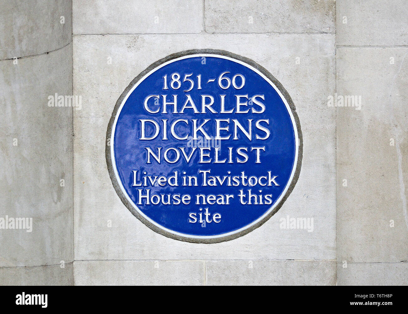 London, England, UK. Commemorative blaue Plakette: 1851-60 der Schriftsteller Charles Dickens lebte in Tavistock House in der Nähe von dieser Website. BMA House, Tavistock Square, Stockfoto