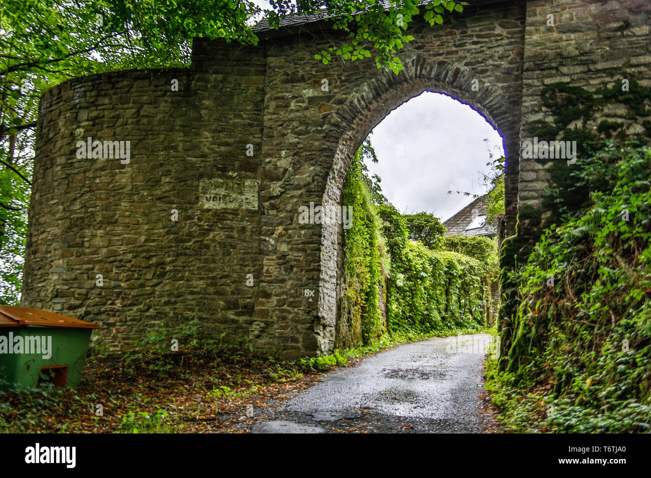 Tor im historischen Schloss Wand Stockfoto
