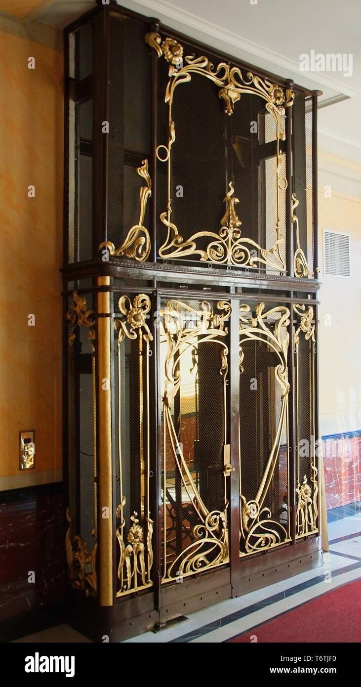 Portal der Aufzug im Art Nouveau Stil Stockfoto
