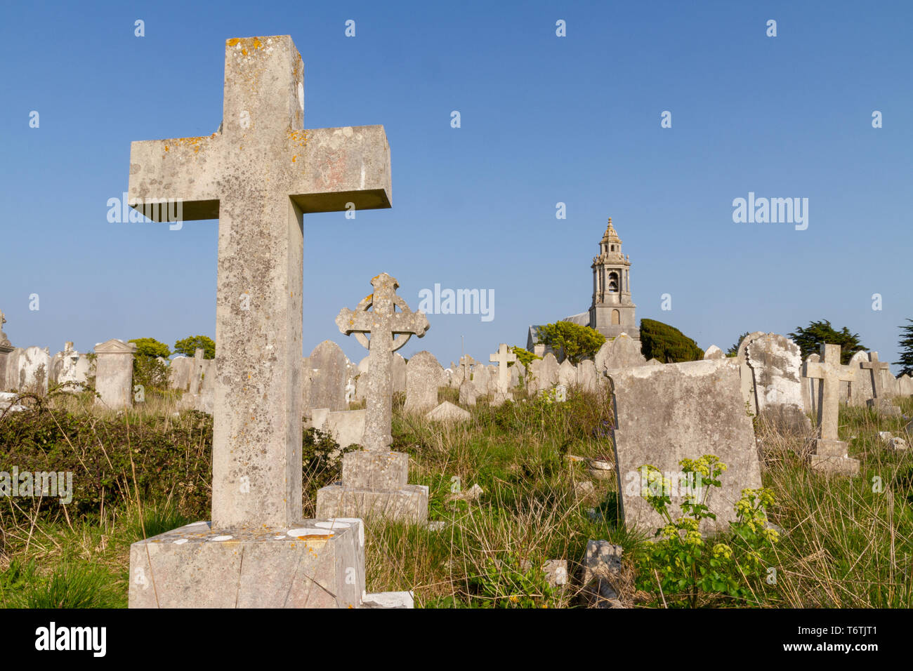 Ein Blick auf die St. George's Kirche, Portland, über von der Friedhof mit Grabsteinen prominent in den Vordergrund Stockfoto