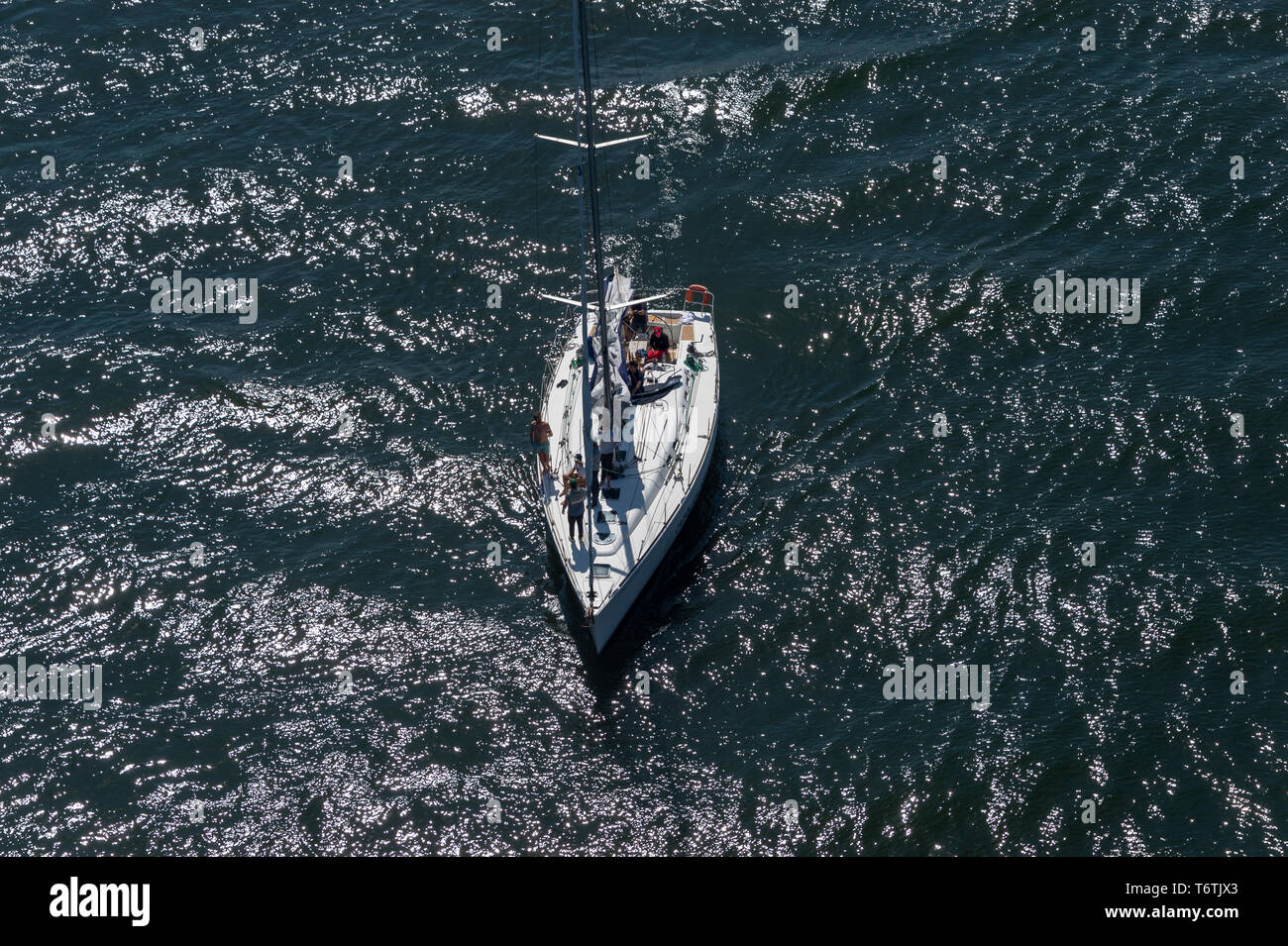 Yachtcharter, fotografiert von oben auf das glitzernde Wasser des Rio Douro, Portugal. Stockfoto