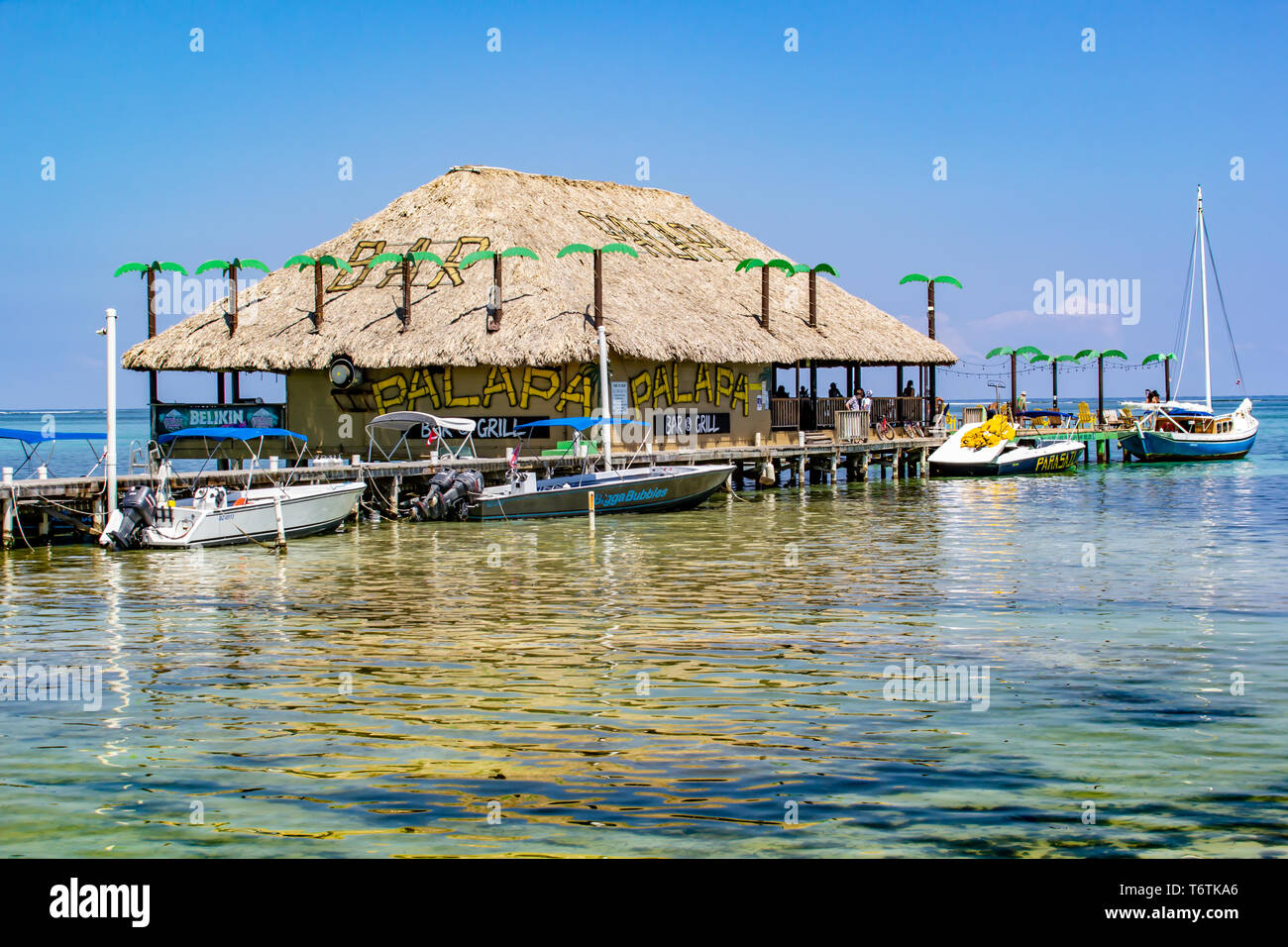 "PALAPA", eine Bar und Grill am Strand von San Pedro, Ambergris Caye, Belize. Stockfoto
