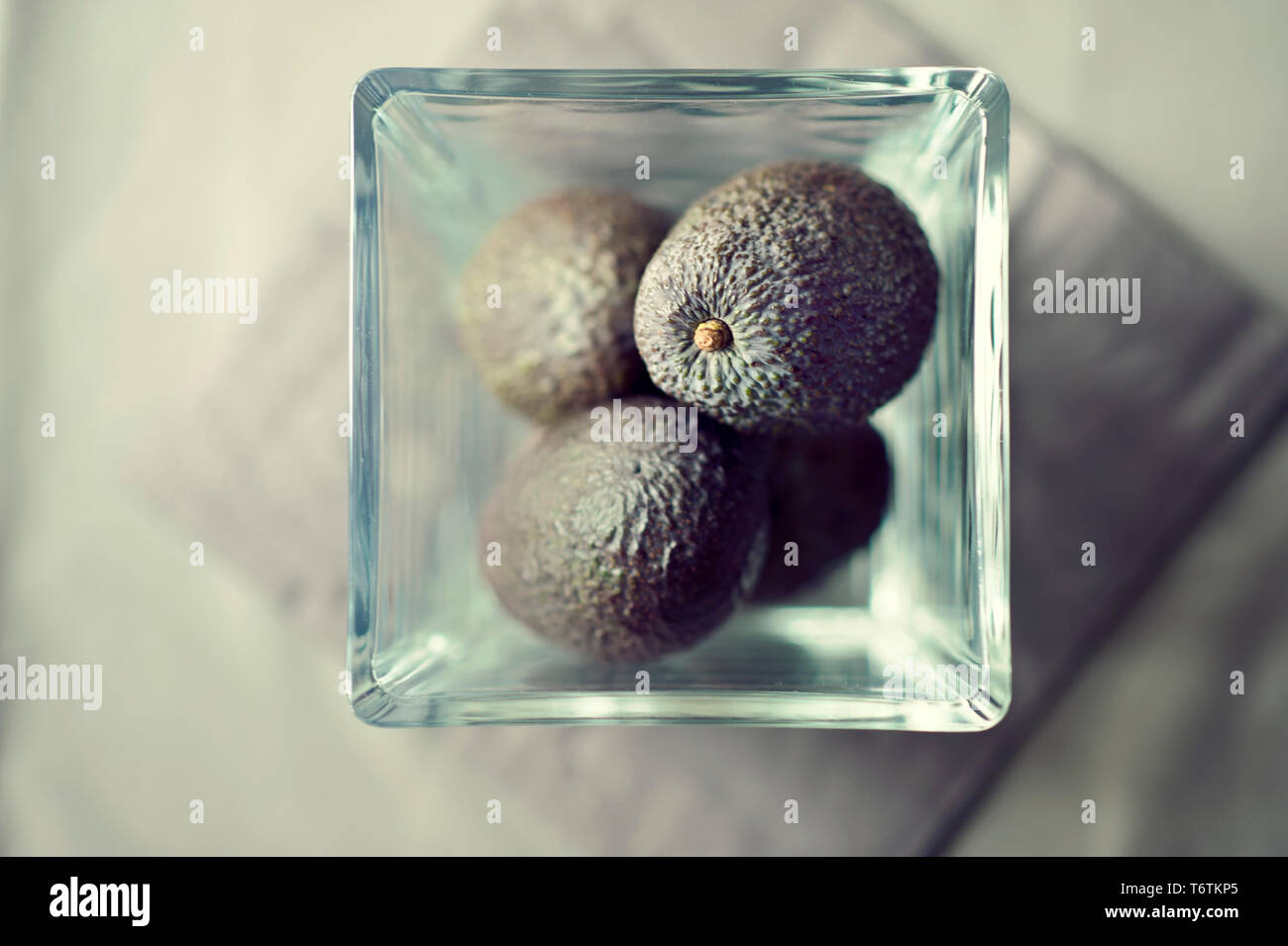 Avocados in ein Glas. Sanfte Töne mit verblichenen Filter und Creme Farben Hintergrund. RF auf pflanzlicher Basis/vegane Lebensweise Konzept. Stockfoto