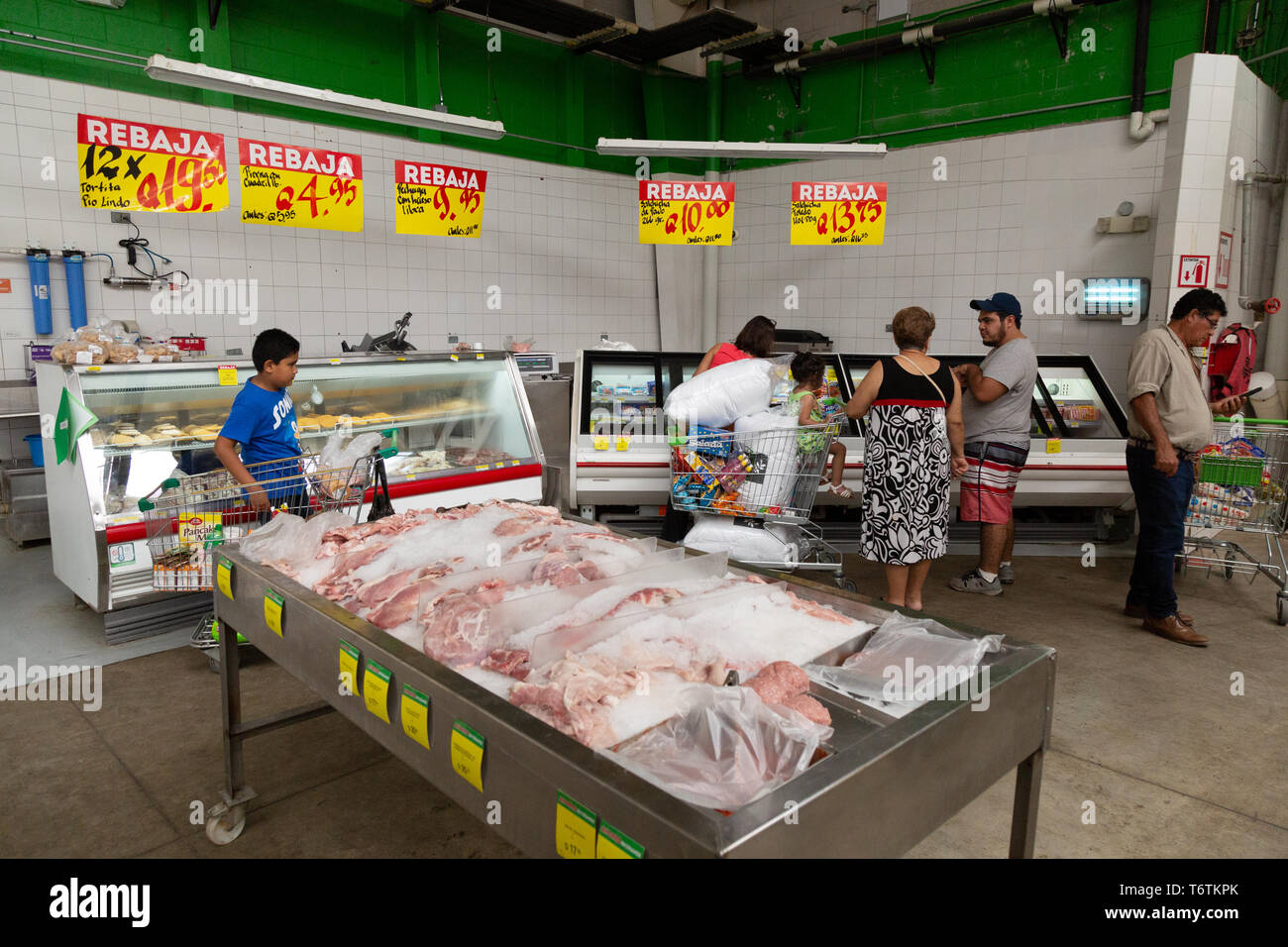 Mittelamerika Supermarkt - lokale guatamalan Menschen Einkaufen in einem Supermarkt, Flores, Guatemala, Lateinamerika Stockfoto