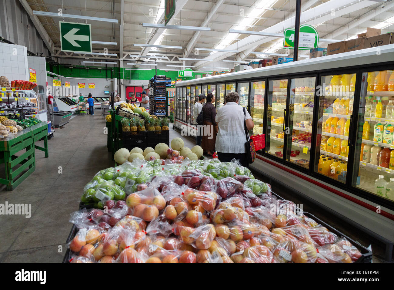Guatemala Supermarkt - lokale guatamalan Menschen Einkaufen in einem Supermarkt, Flores, Guatemala, Mittelamerika Stockfoto