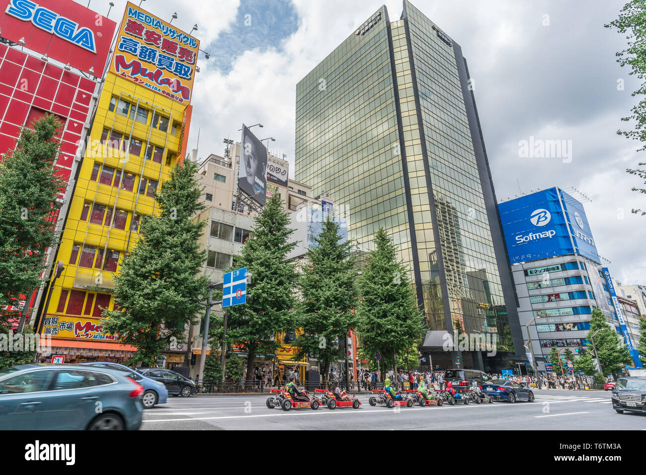 Tokio, Taito-Ku, Akihabara - 13. August 2017: Mario Go-kart-Cosplay fahren Karren in Akihabara Electric Town Chuo-dori Straße mit bunten losgerissene Reklametafel Stockfoto