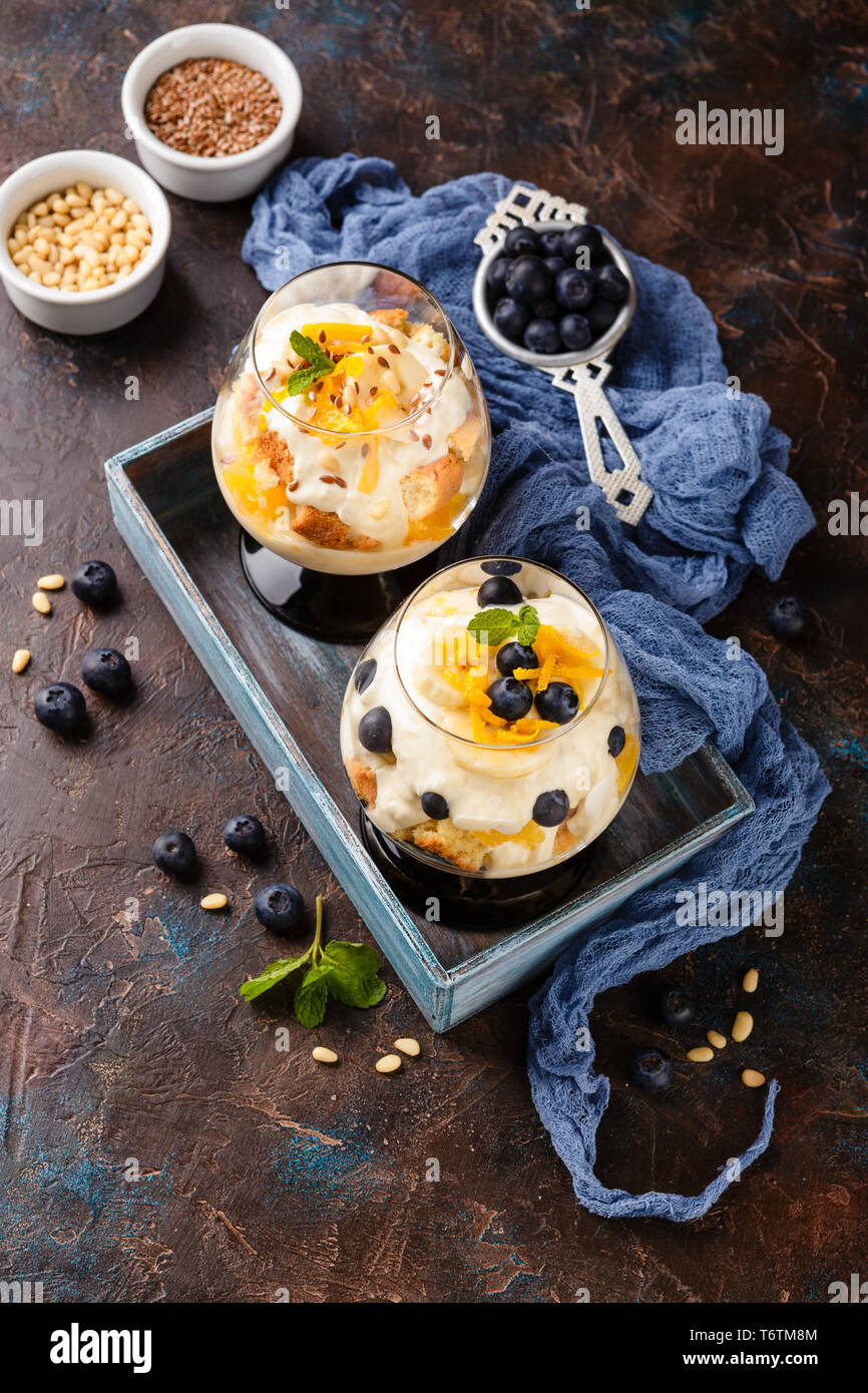 Gesunde 2-in-1-Dessert trifle Stockfoto