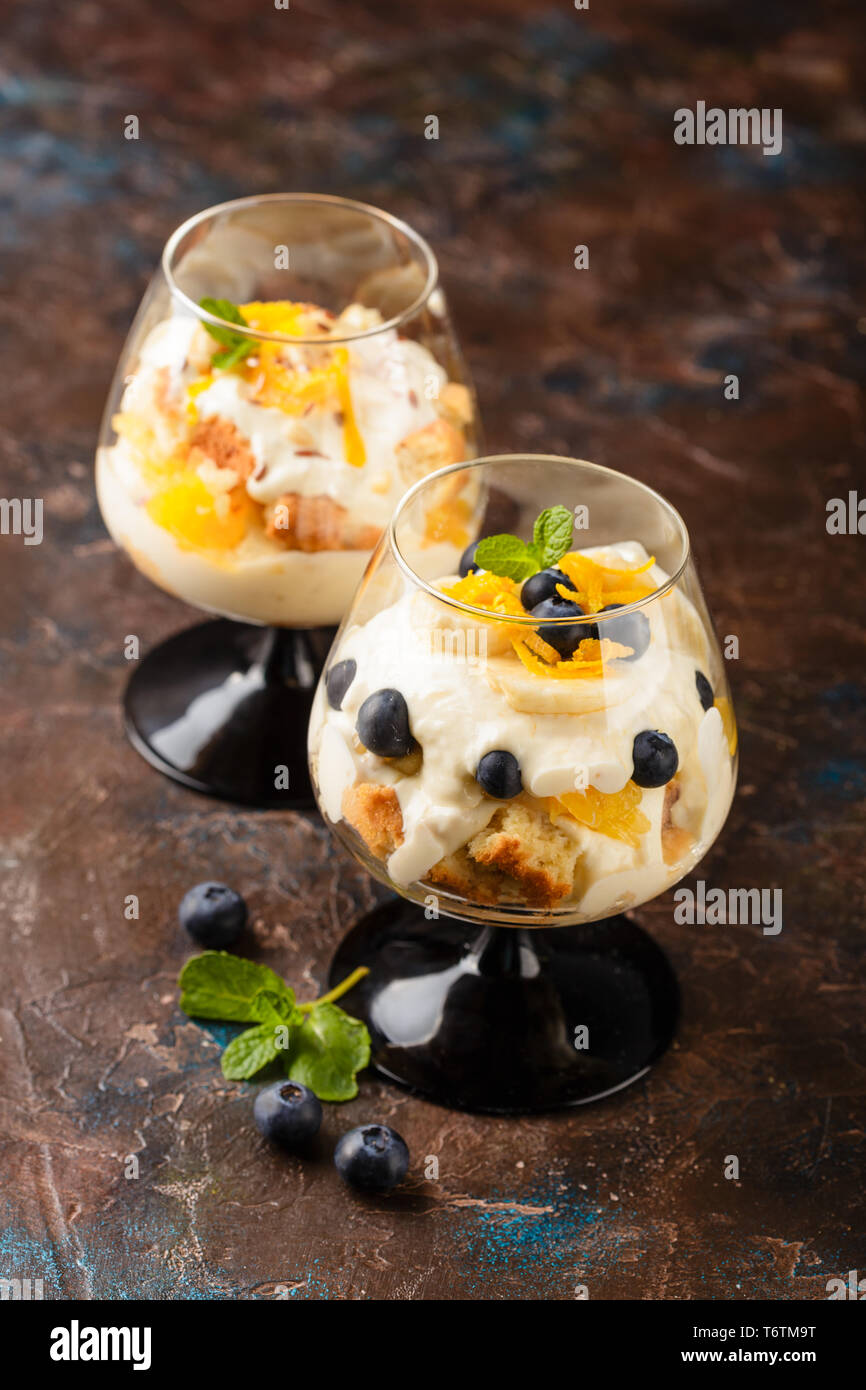 Gesunde 2-in-1-Dessert trifle Stockfoto